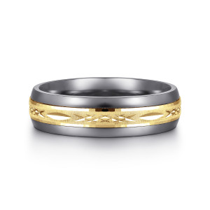 Gabriel & Co. MAB60210TAY4JJJ tantalum and 14 karat yellow gold Signature men's wedding band, front view of the polished darker band with a cut pattern along the warm center strip