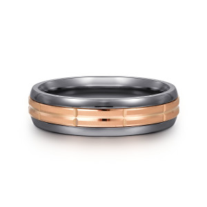 Gabriel & Co. MAB60211TAK4JJJ tantalum and 14 karat rose gold Signature men's wedding band, front view of the warm center strip divided into short blocks by a groove