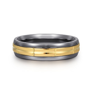 Gabriel & Co. MAB60211TAY4JJJ tantalum and 14 karat yellow gold Signature men's wedding band, front view of the segmented satin inlay between two glossy dark gray rails