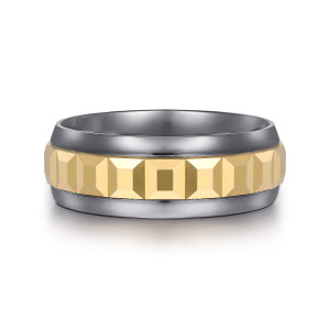 Gabriel & Co. MAB80215TAY4JJJ tantalum and 14 karat yellow gold Signature men's wedding band, front view of a warm strip of faceted square blocks between polished dark gray rounded sides