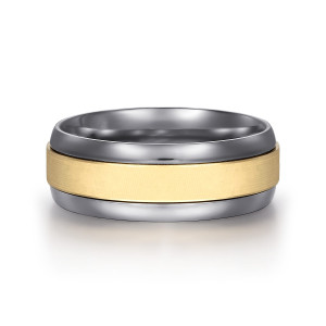 Gabriel & Co. MAB80216TAY4JJJ tantalum and 14 karat yellow gold Signature men's wedding band, front view of a raised satin stripe between two polished dark outer bands