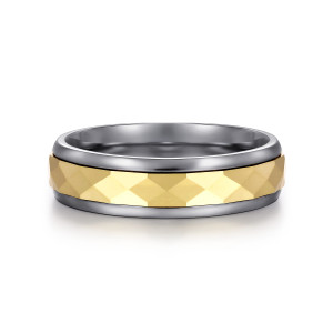 Gabriel & Co. MAR60212TAY4JJJ tantalum and 14 karat yellow gold Signature men's wedding band, front view of the faceted center strip framed by two smooth rounded rails
