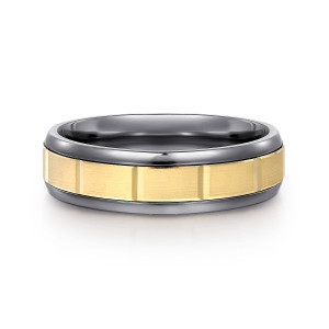 Gabriel & Co. MAR60214TAY4JJJ tantalum and 14 karat yellow gold Signature men's wedding band, front view of the blocked satin center strip framed by dark glossy rims