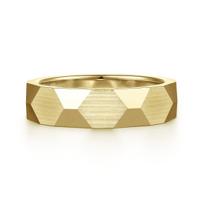 Gabriel & Co. MBH0221-60Y4JJJ 14 karat yellow gold Exclusive men's wedding band, front view of satin hexagon panels alternating with polished triangular facets