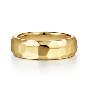 Gabriel & Co. MBH0222-70Y4JJJ 14 karat yellow gold Signature men's wedding band, front view of the high polish face covered in uneven hammered facets