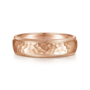 Gabriel & Co. MBL0106-60K4JJJ 14 karat rose gold Classic men's wedding band, front view of hammered facets between two strips of fine diagonal engraving
