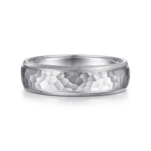 Gabriel & Co. MBL0106-60W4JJJ 14 karat white gold Classic men's wedding band, front view of the uneven hammered facets inside two edge strips of tiny diagonal lines