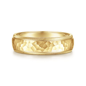 Gabriel & Co. MBL0106-60Y4JJJ 14 karat yellow gold Classic men's wedding band, front view of the hammered center flanked by narrow strips of fine diagonal lines