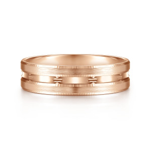 Gabriel & Co. MBL0125-60K4JJJ 14 karat rose gold Signature men's wedding band, front view of the glossy center channel with oval notches between two satin strips
