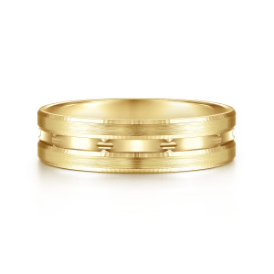 Gabriel & Co. MBL0125-60Y4JJJ 14 karat yellow gold Signature men's wedding band, front view of the glossy channel with oval notches between two satin strips