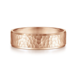 Gabriel & Co. MBL0146-60K4JJJ 14 karat rose gold Classic men's wedding band, front view of the hammered face with a polished beveled strip along each edge