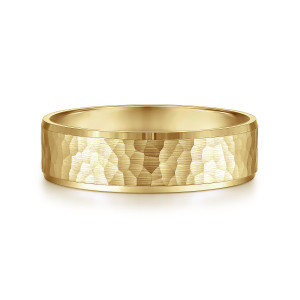 Gabriel & Co. MBL0146-60Y4JJJ 14 karat yellow gold Classic men's wedding band, front view of the faceted hammered face framed by polished beveled edges