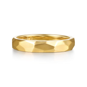 Gabriel & Co. MBL0240-40Y4JJJ 14 karat yellow gold Signature men's wedding band, front view of long satin facets meeting at crisp ridges across the outer surface