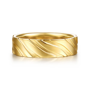 Gabriel & Co. MBL0244-60Y4JJJ 14 karat yellow gold Signature men's wedding band, front view of diagonal wavy ridges across the polished face and the uneven top edge