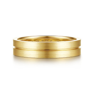Gabriel & Co. MBL0246-50Y4JJJ 14 karat yellow gold Classic men's wedding band, front view of a flat brushed face divided by one thin groove