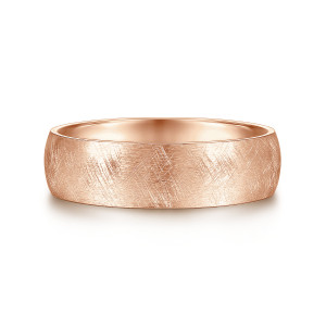 Gabriel & Co. MBM0104-60K4JJJ 14 karat rose gold Classic men's wedding band, front view of a domed band covered in crisscrossing fine scratch lines
