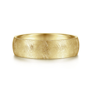 Gabriel & Co. MBM0104-60Y4JJJ 14 karat yellow gold Classic men's wedding band, front view of the domed face covered in fine lines crossing in every direction