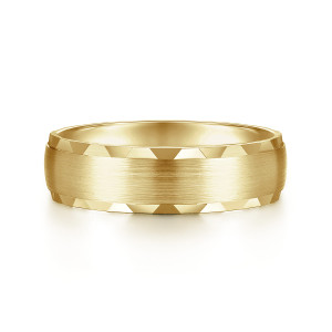 Gabriel & Co. MBM0105-60Y4JJJ 14 karat yellow gold Classic men's wedding band, front view of the lengthwise satin center with triangular polished facets cut into each edge