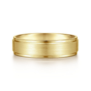 Gabriel & Co. MBM0109-60Y4JJJ 14 karat yellow gold Classic men's wedding band, front view of the raised grained center strip above narrow glossy borders on each side