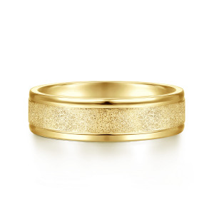 Gabriel & Co. MBM0111-60Y4JJJ 14 karat yellow gold Classic men's wedding band, front view of the speckled grit-textured strip between two smooth glossy rails