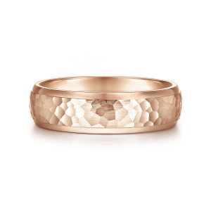 Gabriel & Co. MBM0112-60K4JJJ 14 karat rose gold Classic men's wedding band, front view of the hammered facets framed by smooth polished rims