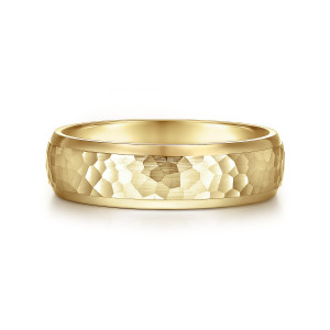 Gabriel & Co. MBM0112-60Y4JJJ 14 karat yellow gold Classic men's wedding band, front view of the hammered center with uneven rounded facets between polished rims