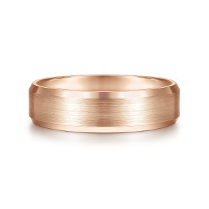 Gabriel & Co. MBM0123-60K4JJJ 14 karat rose gold Classic men's wedding band, front view of the fine horizontal brushing bordered by two glossy angled bevels
