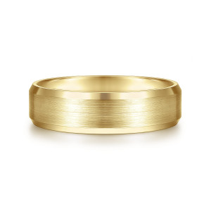 Gabriel & Co. MBM0123-60Y4JJJ 14 karat yellow gold Classic men's wedding band, front view of the brushed top strip bordered by slim glossy angled bevels