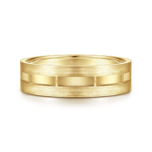 Gabriel & Co. MBM0135-60Y4JJJ 14 karat yellow gold Signature men's wedding band, front view of the flat brushed face with polished bars sitting in the center channel