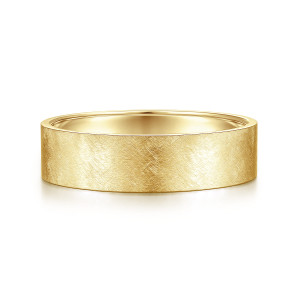 Gabriel & Co. MBM0136-60Y4JJJ 14 karat yellow gold Classic men's wedding band, front view of a flat face with crossing brushed lines and a polished flat edge