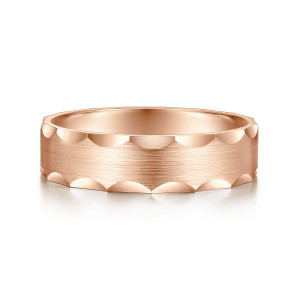 Gabriel & Co. MBM0148-60K4JJJ 14 karat rose gold Classic men's wedding band, front view of the brushed center between two rows of polished scallops