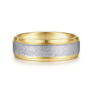Gabriel & Co. MBM0152-70M4JJJ 14 karat white and yellow gold Signature men's wedding band, front view of the crisscross textured center between warmer beveled rails