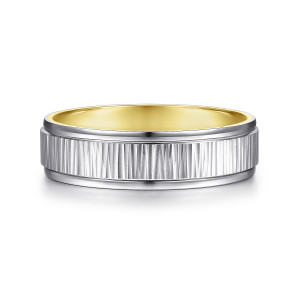 Gabriel & Co. MBM0155-60M4JJJ 14 karat white and yellow gold Signature men's wedding band, front view of the bark-like vertical cuts between narrow polished rails with the lining showing