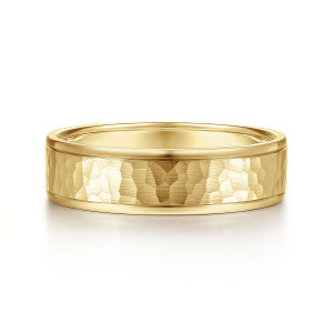 Gabriel & Co. MBM0157-60Y4JJJ 14 karat yellow gold Classic men's wedding band, front view of the hammered center panel framed by narrow polished rims