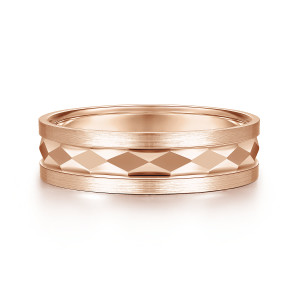 Gabriel & Co. MBM0158-60K4JJJ 14 karat rose gold Signature men's wedding band, front view of the row of polished lozenge facets sunk between two brushed flat rails