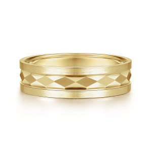 Gabriel & Co. MBM0158-60Y4JJJ 14 karat yellow gold Signature men's wedding band, front view of linked lozenge facets framed by two brushed satin strips