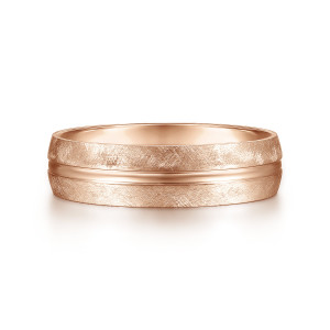 Gabriel & Co. MBM0163-60K4JJJ 14 karat rose gold Classic men's wedding band, front view of the polished center line dividing two scratch textured halves of the face