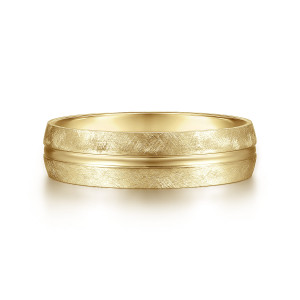 Gabriel & Co. MBM0163-60Y4JJJ 14 karat yellow gold Classic men's wedding band, front view of crisscross brush texture split by a narrow glossy strip
