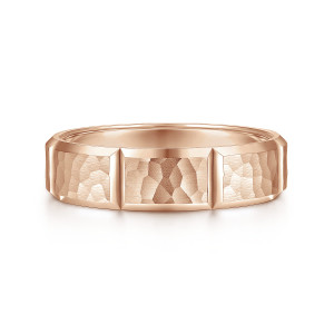 Gabriel & Co. MBM0175-60K4JJJ 14 karat rose gold Classic men's wedding band, front view of three hammered panels divided by upright polished crossbars