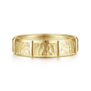 Gabriel & Co. MBM0175-60Y4JJJ 14 karat yellow gold Classic men's wedding band, front view of dimpled hammered panels divided by polished bars with beveled edges