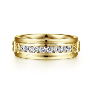 Gabriel & Co. MR15508Y44JJ 14 karat yellow gold Monument men's wedding ring, front view of a row of round diamonds meeting hammered blocks inside the groove