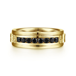 Gabriel & Co. MR15508Y4JBD 14 karat yellow gold Monument men's wedding ring, front view of the row of round black stones with a hammered block at each end