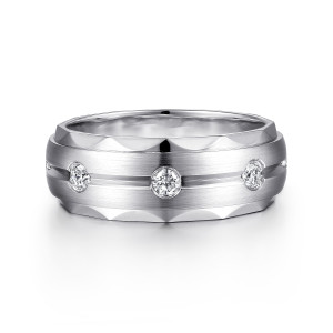 Gabriel & Co. MR15675W44JJ 14 karat white gold Monument men's wedding ring, front view of the brushed center strip with round diamonds and scalloped polished edges