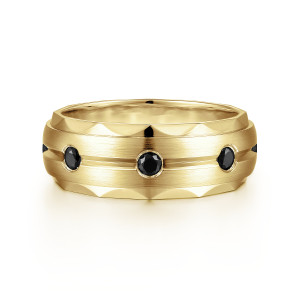 Gabriel & Co. MR15675Y4JBD 14 karat yellow gold Monument men's wedding ring, front view of the brushed center channel with black round stones and scalloped edges