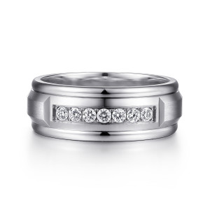Gabriel & Co. MR15676W44JJ 14 karat white gold Monument men's band, front view of a row of round diamonds in a polished window between beveled satin blocks