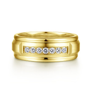 Gabriel & Co. MR15676Y44JJ 14 karat yellow gold Monument men's wedding ring, front view of the short round diamond row in a polished panel between rounded rims