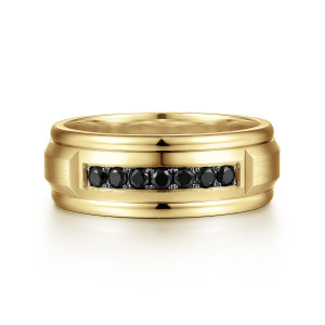 Gabriel & Co. MR15676Y4JBD 14 karat yellow gold Monument men's wedding ring, front view of the black stone row between polished rims with a beveled satin block at each end