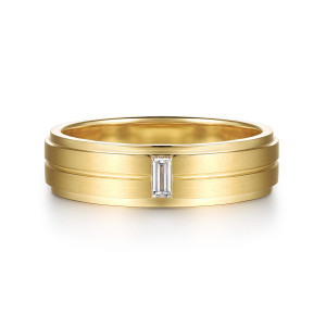 Gabriel & Co. MR20222Y43JJ 14 karat yellow gold Monument men's ring, front view of the baguette diamond set across the groove between two satin strips