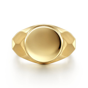 Gabriel & Co. MR52069Y4JJJ 14 karat yellow gold Facets men's signet ring, front view of the plain round polished face, its stepped rim and the faceted shoulders