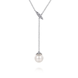 Gabriel & Co. NK8162SVJPB sterling silver Bujukan necklace, front view of the pearl under its petal shaped cap and the angled bead bar